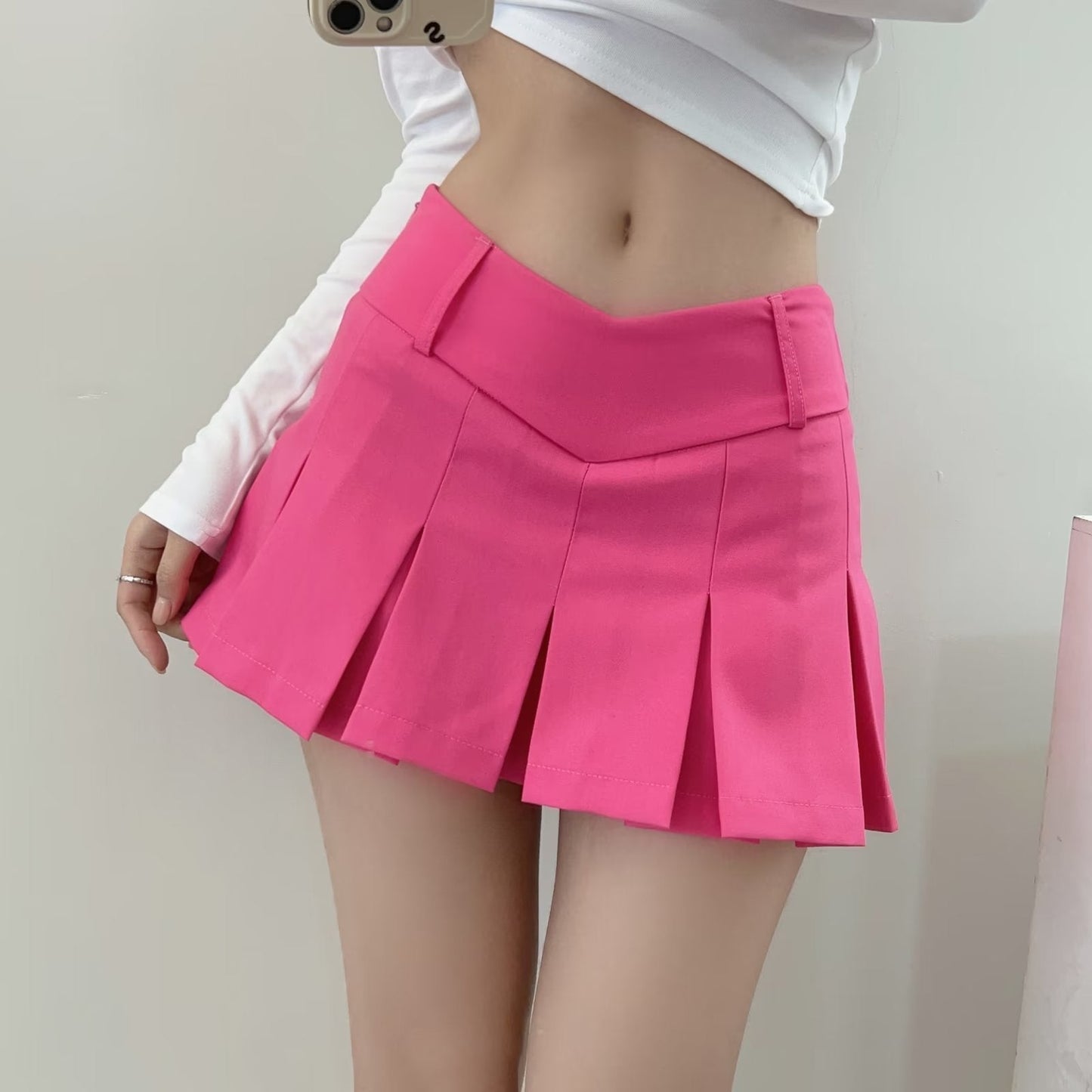 Damen-Minirock in A-Linie mit V-Ausschnitt, Falten und integrierten Shorts – Moderner Stil
