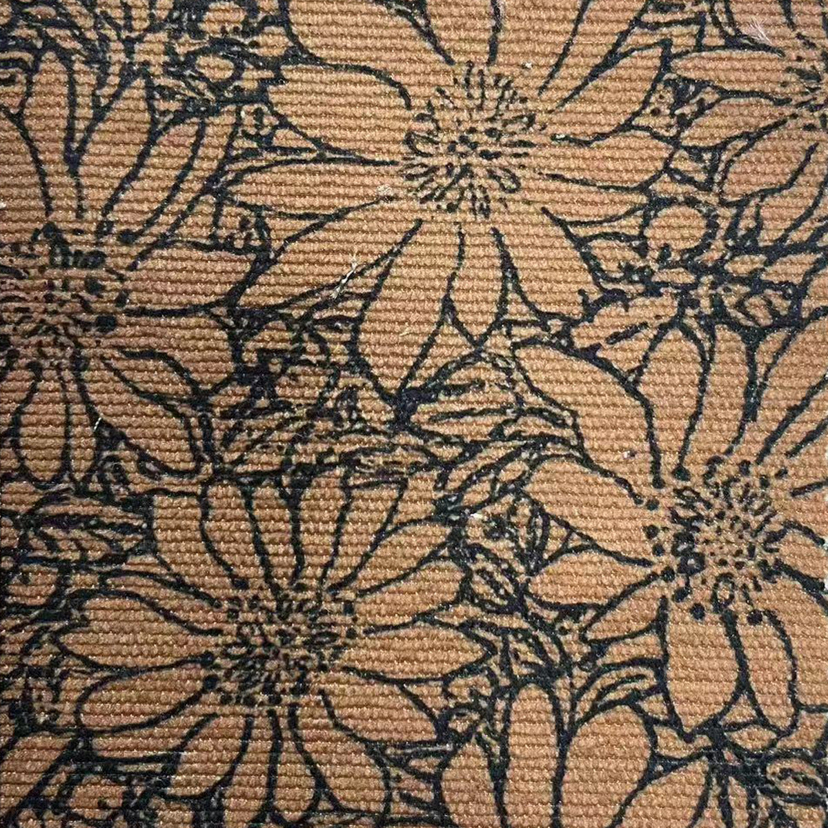 Brauner Stoff mit schwarzem Blumenmuster, detaillierte florale Designs, Textilstruktur, dekorativer Stoff, ideal für Innenausstattung und Mode.