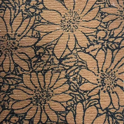 Brauner Stoff mit schwarzem Blumenmuster, detaillierte florale Designs, Textilstruktur, dekorativer Stoff, ideal für Innenausstattung und Mode.