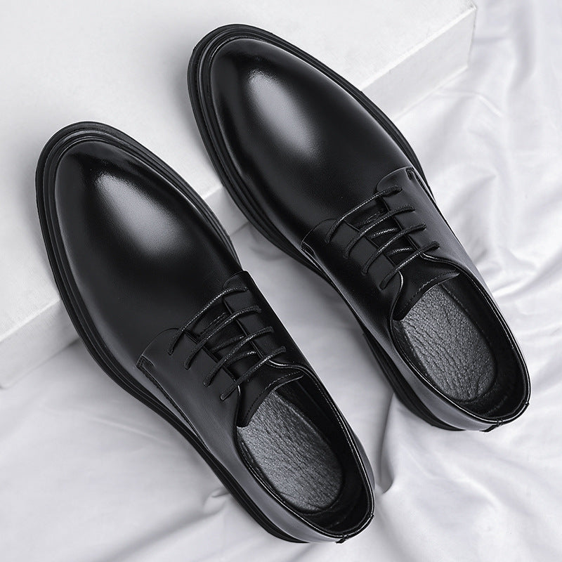 Schwarze Herren-Lederschnürschuhe auf weißem Hintergrund, elegantes Design, glänzende Oberfläche, klassische Business-Schuhe für formelle Anlässe.