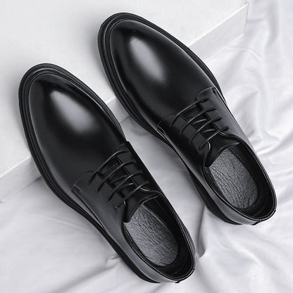 Schwarze Herren-Lederschnürschuhe auf weißem Hintergrund, elegantes Design, glänzende Oberfläche, klassische Business-Schuhe für formelle Anlässe.