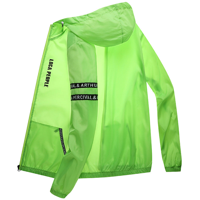 Neon-grüne Windjacke mit Kapuze, seitlichem Reißverschluss und Schriftzug "LOCA PEOPLE". Leichtes Material, ideal für Outdoor-Aktivitäten.