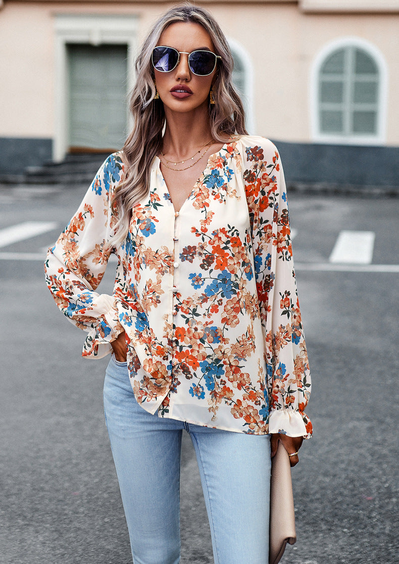 Frau in geblümter Bluse und blauer Jeans, trägt Sonnenbrille, steht auf Straße. Modetrend, lässiger Stil, Frühlingsmode, Damenbekleidung.