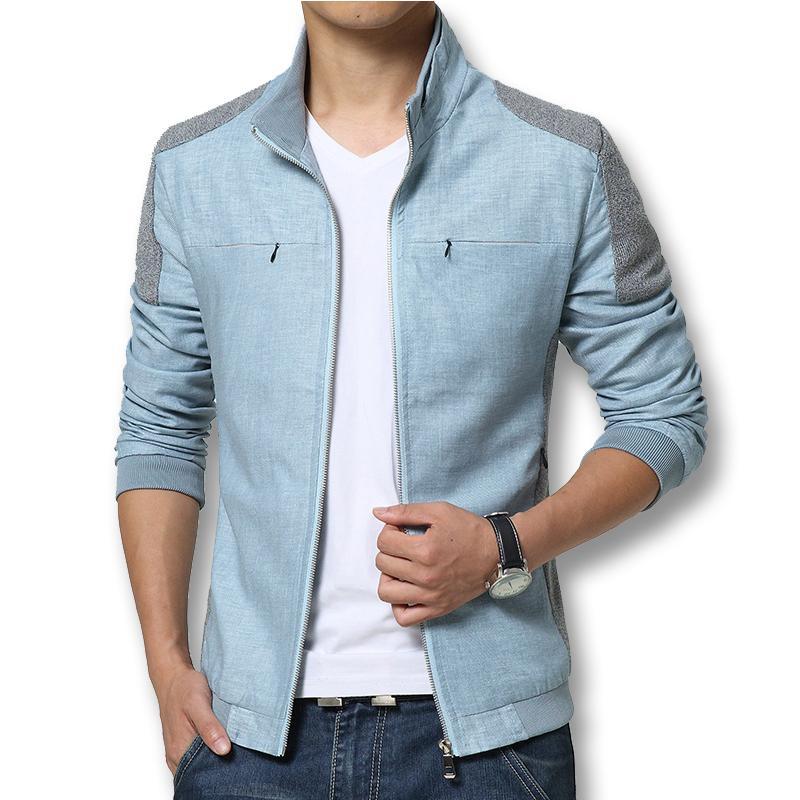 Mann in hellblauer Jeansjacke mit Reißverschluss, weißem T-Shirt und Jeans. Modische Herrenbekleidung, lässiger Stil, ideal für Freizeit.