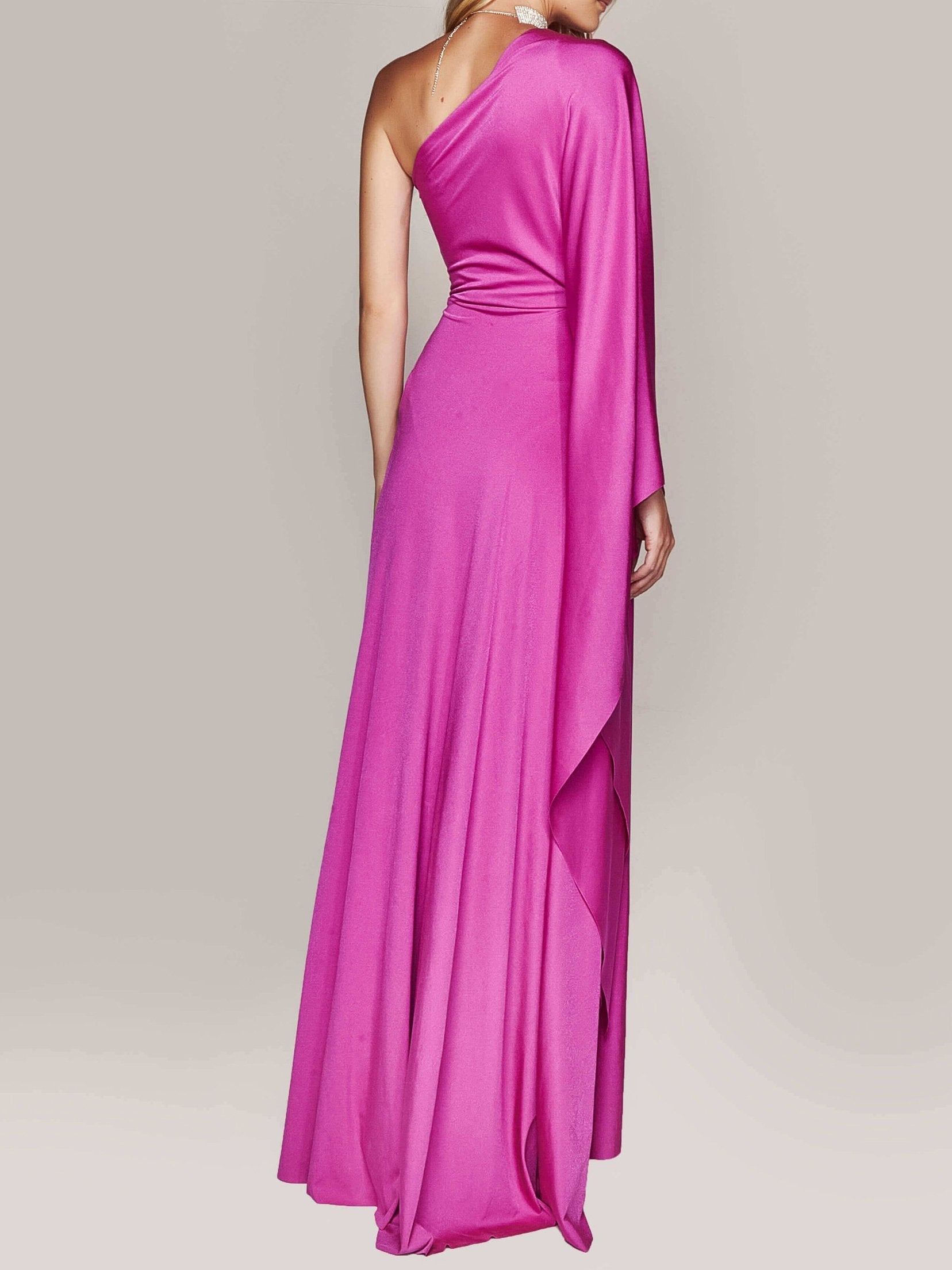 Frau in elegantem, einarmigem, pinkem Abendkleid aus fließendem Stoff, Rückansicht. Perfekt für formelle Anlässe, stilvoll und modern.