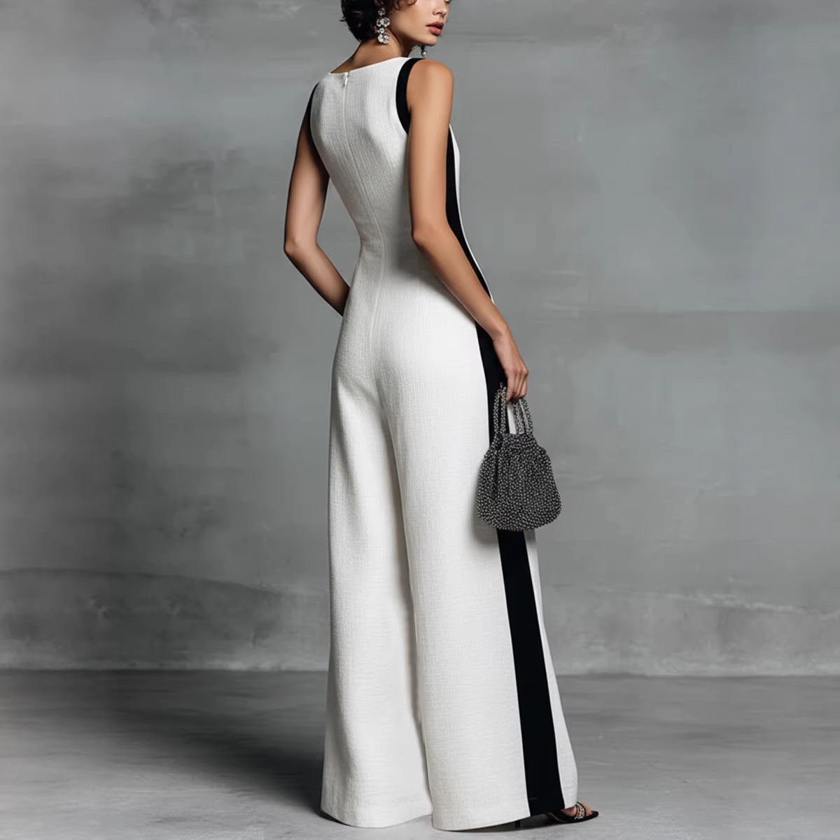 Ärmelloser Damen-Jumpsuit Mit V-Ausschnitt Und Weitem Bein Sowie Kontrastierendem Patchwork-Design