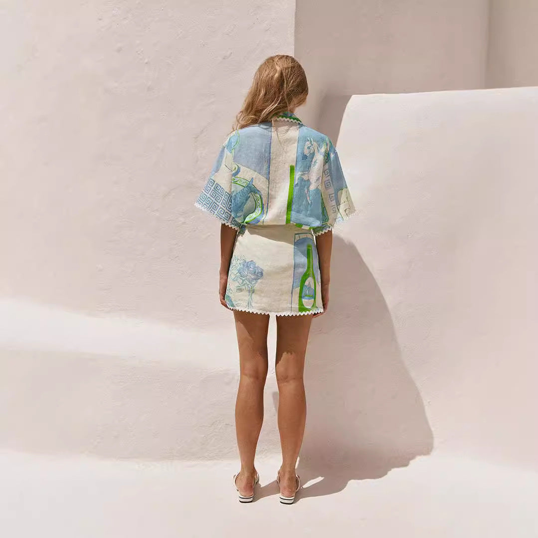 Frau in sommerlichem, gemustertem Zweiteiler vor weißer Wand, Rückenansicht. Modetrend, Sommeroutfit, Damenmode, stilvoll, lässig.