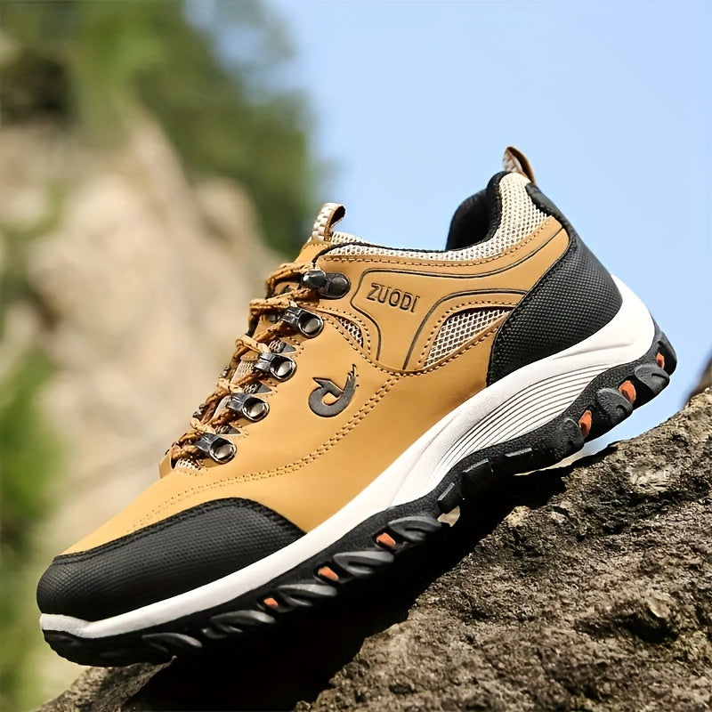 Brauner Wanderschuh mit robustem Profil, ideal für Outdoor-Aktivitäten. Atmungsaktives Material, rutschfeste Sohle, auf Felsen im Freien präsentiert.