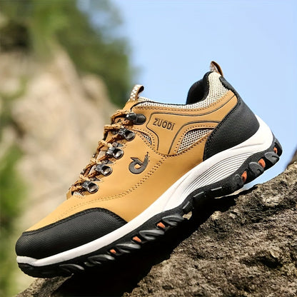 Brauner Wanderschuh mit robustem Profil, ideal für Outdoor-Aktivitäten. Atmungsaktives Material, rutschfeste Sohle, auf Felsen im Freien präsentiert.