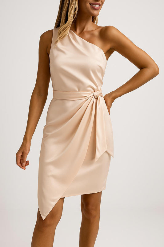 Elegantes, einseitiges, beigefarbenes Satinkleid mit asymmetrischem Schnitt und Schleifendetail, ideal für Abendveranstaltungen und Partys.