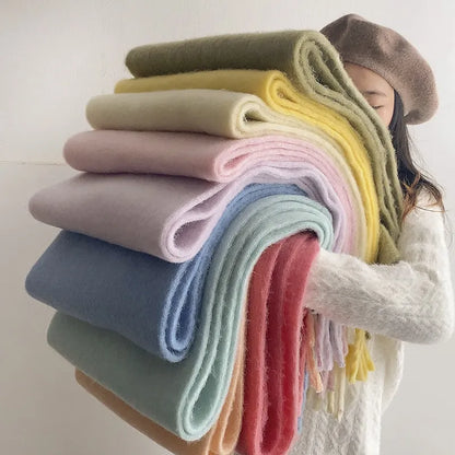 XXL Winterschal um einen Hals gelegt als wärmendes Winteraccessoire