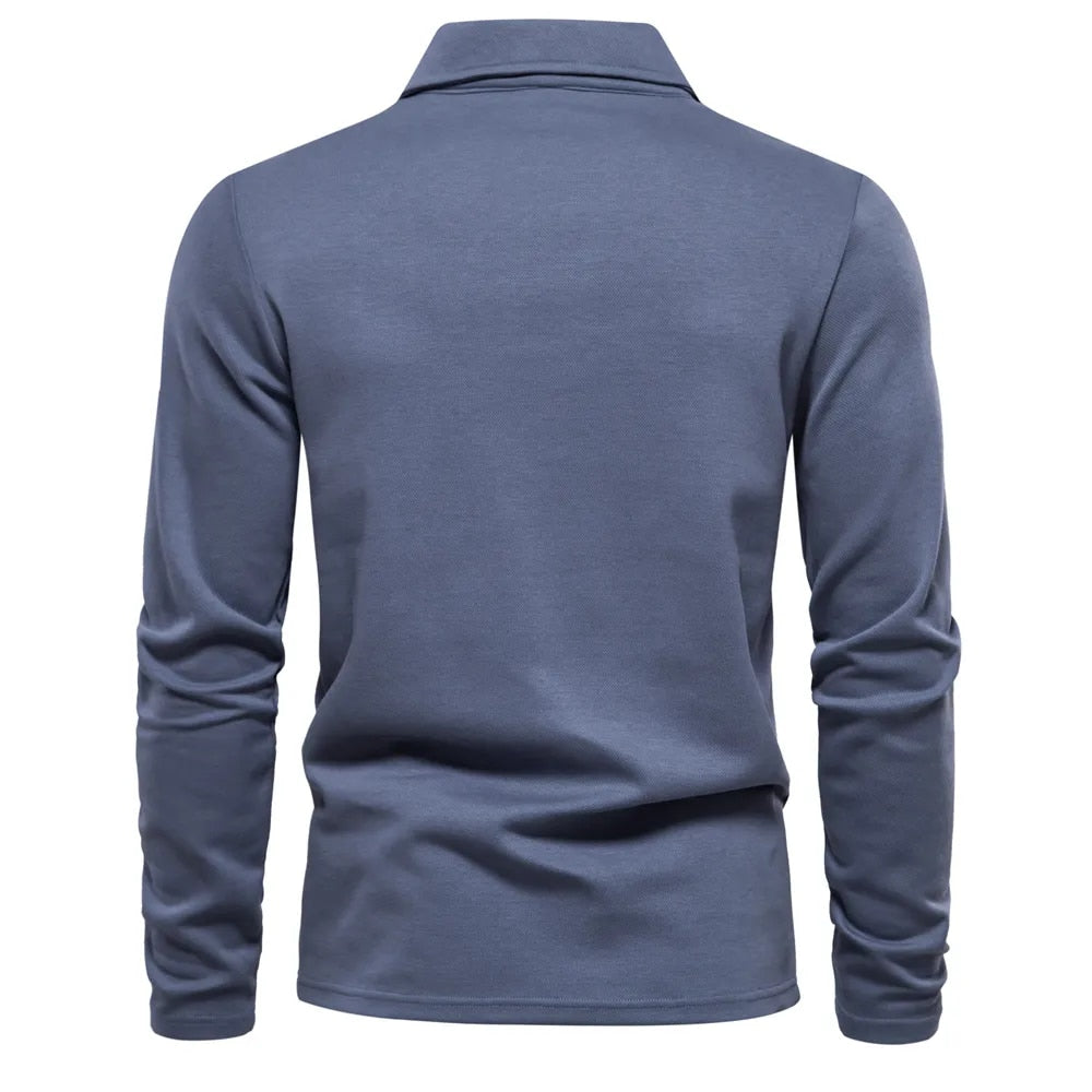 Blaues Langarm-Poloshirt für Herren, Rückansicht. Stilvolles, klassisches Design, ideal für Freizeit und Büro. Hochwertige Baumwollmischung.