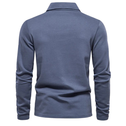 Blaues Langarm-Poloshirt für Herren, Rückansicht. Stilvolles, klassisches Design, ideal für Freizeit und Büro. Hochwertige Baumwollmischung.