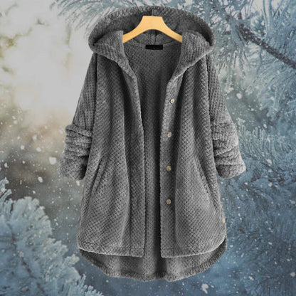 Grauer Damen-Wintermantel mit Kapuze, weichem Fleece, Knopfleiste und Taschen, ideal für kalte Wintertage. Wintermode, warme Kleidung.