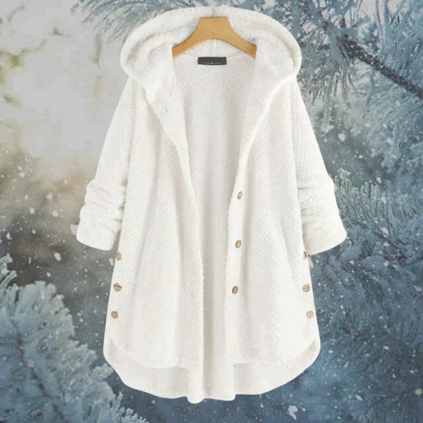 Weiße Damen-Fleecejacke mit Kapuze und Knöpfen, hängend vor winterlichem Hintergrund. Kuscheliger Mantel für kalte Tage, modisch und warm.