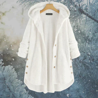 Weiße Damen-Fleecejacke mit Kapuze und Knöpfen, hängend vor winterlichem Hintergrund. Kuscheliger Mantel für kalte Tage, modisch und warm.
