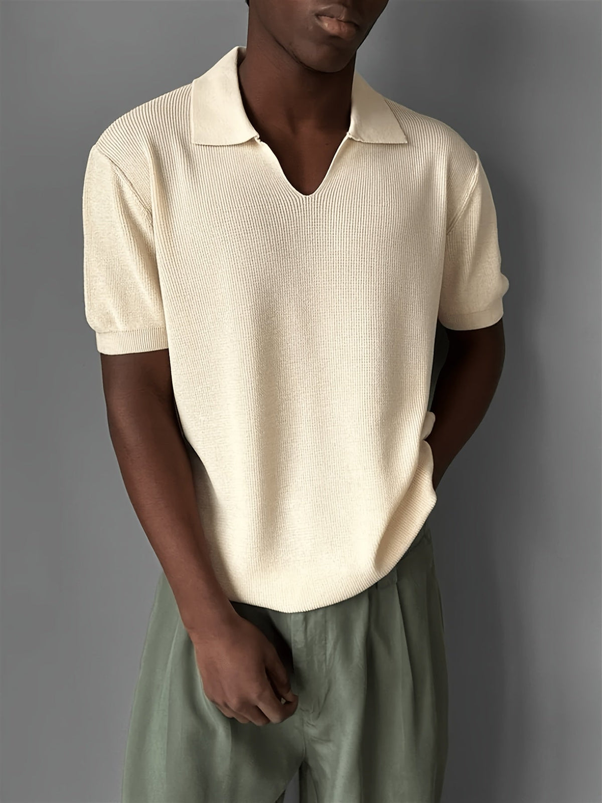 Nahaufnahme der gerippten Strickstruktur des Poloshirts