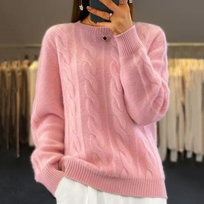 Dame in rosa Zopfmuster-Pullover, weiches Strickdesign, modisch und elegant, ideal für Herbstmode, gemütlicher Look, stilvolle Damenbekleidung.