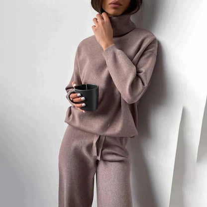 Damen-Strickset als Zweiteiler in Kaffeebraun auf neutralem Hintergrund