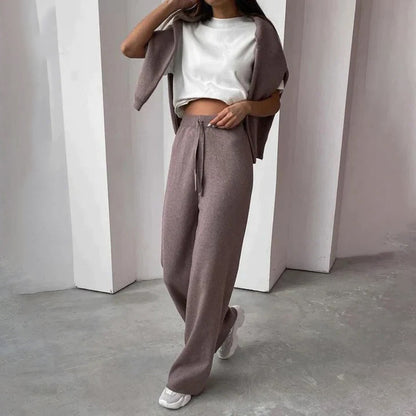 Kaffeebraunes Strickoberteil und passende Hose als Damen-Zweiteiler