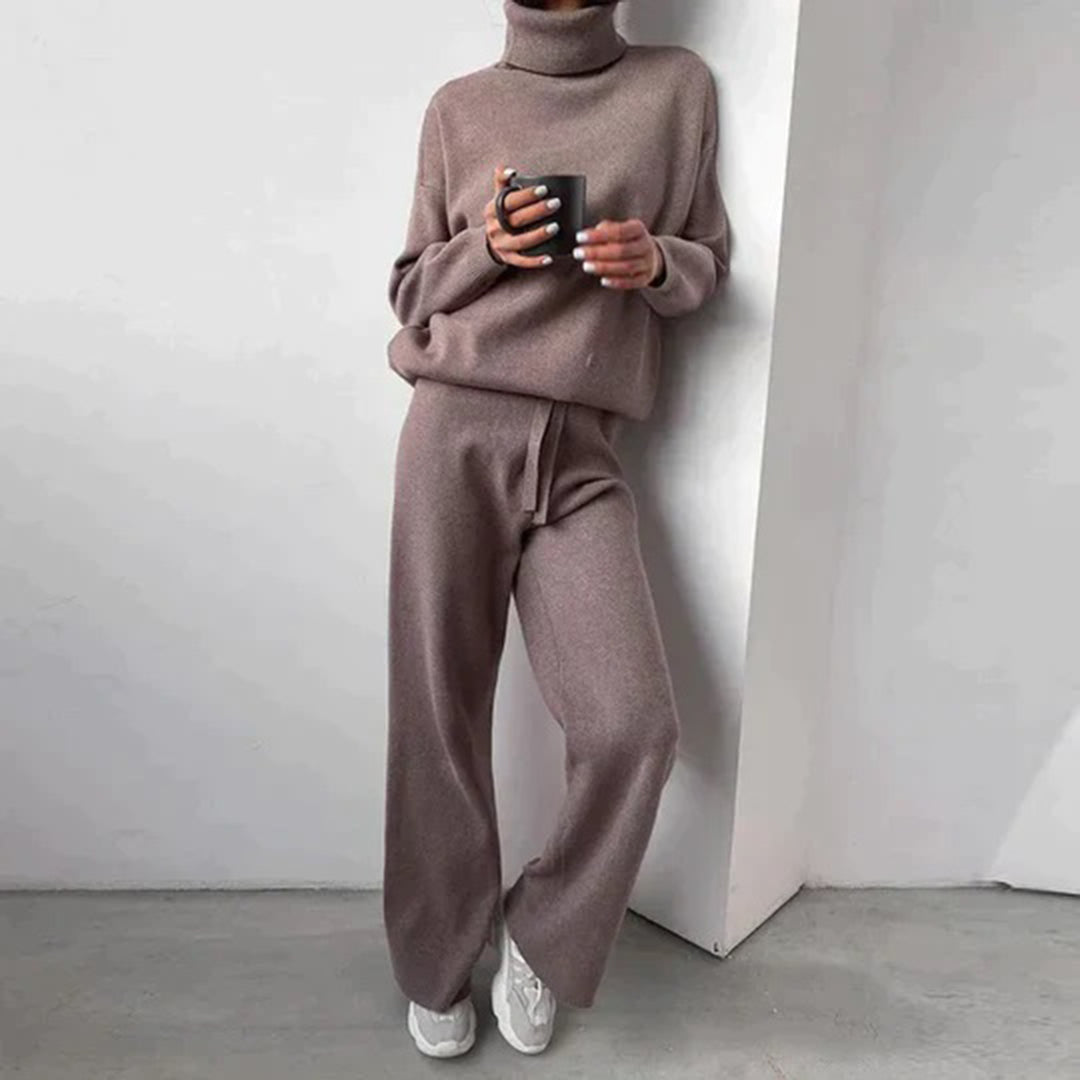 Damen im kaffeebraunen Strickset mit bequemem, stilvollem Look