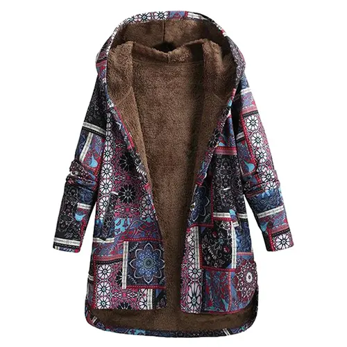 Bunte Damenjacke mit Kapuze, Patchwork-Muster und weichem Fleecefutter. Modische Herbst- und Winterbekleidung, ideal für kühle Tage.