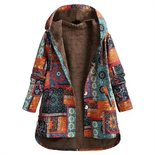 Bunte Damenjacke mit Kapuze, Patchwork-Muster und Fleece-Futter. Herbstmode, Boho-Stil, warme Winterjacke, auffälliges Design.