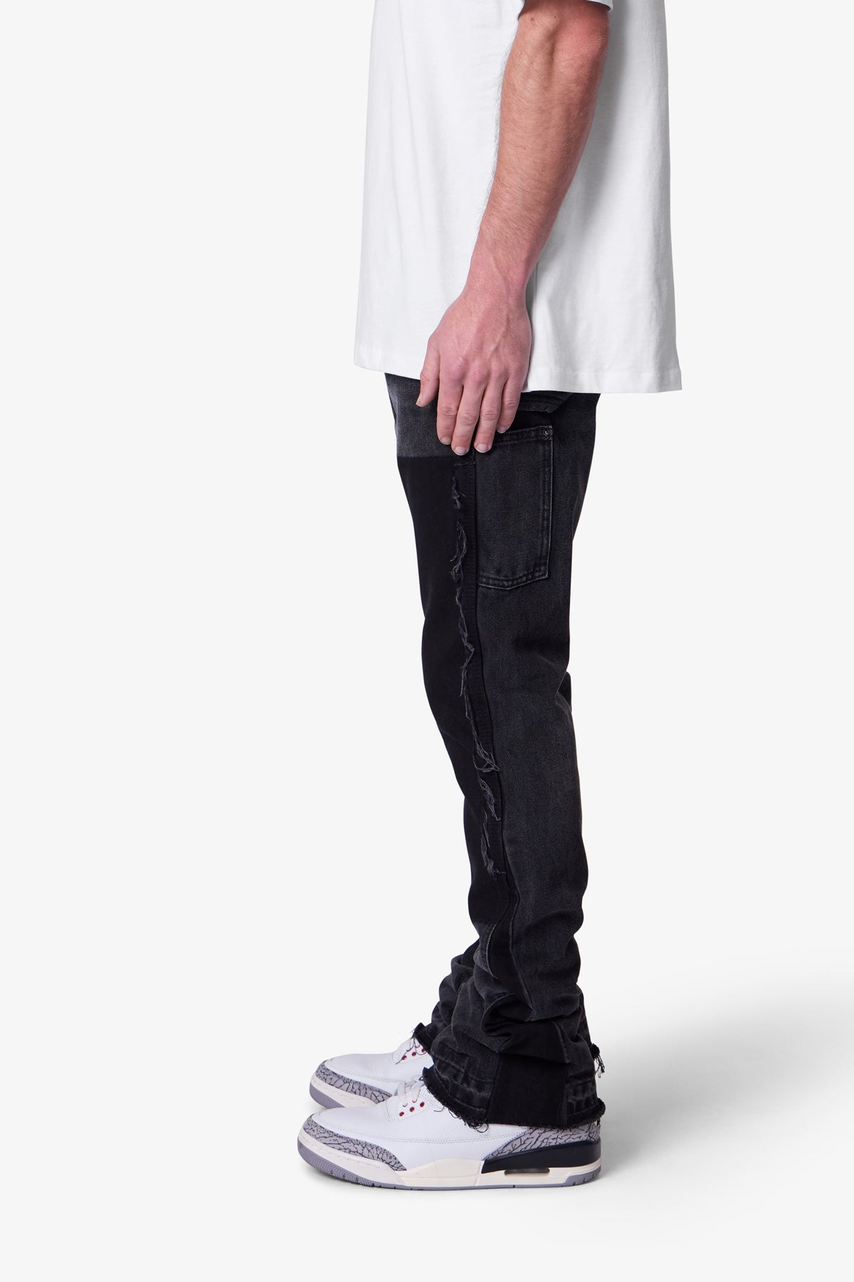 Herren Schlagjeans Slim Fit mit Einsatzdesign und offenem Saum – Denim-Stil