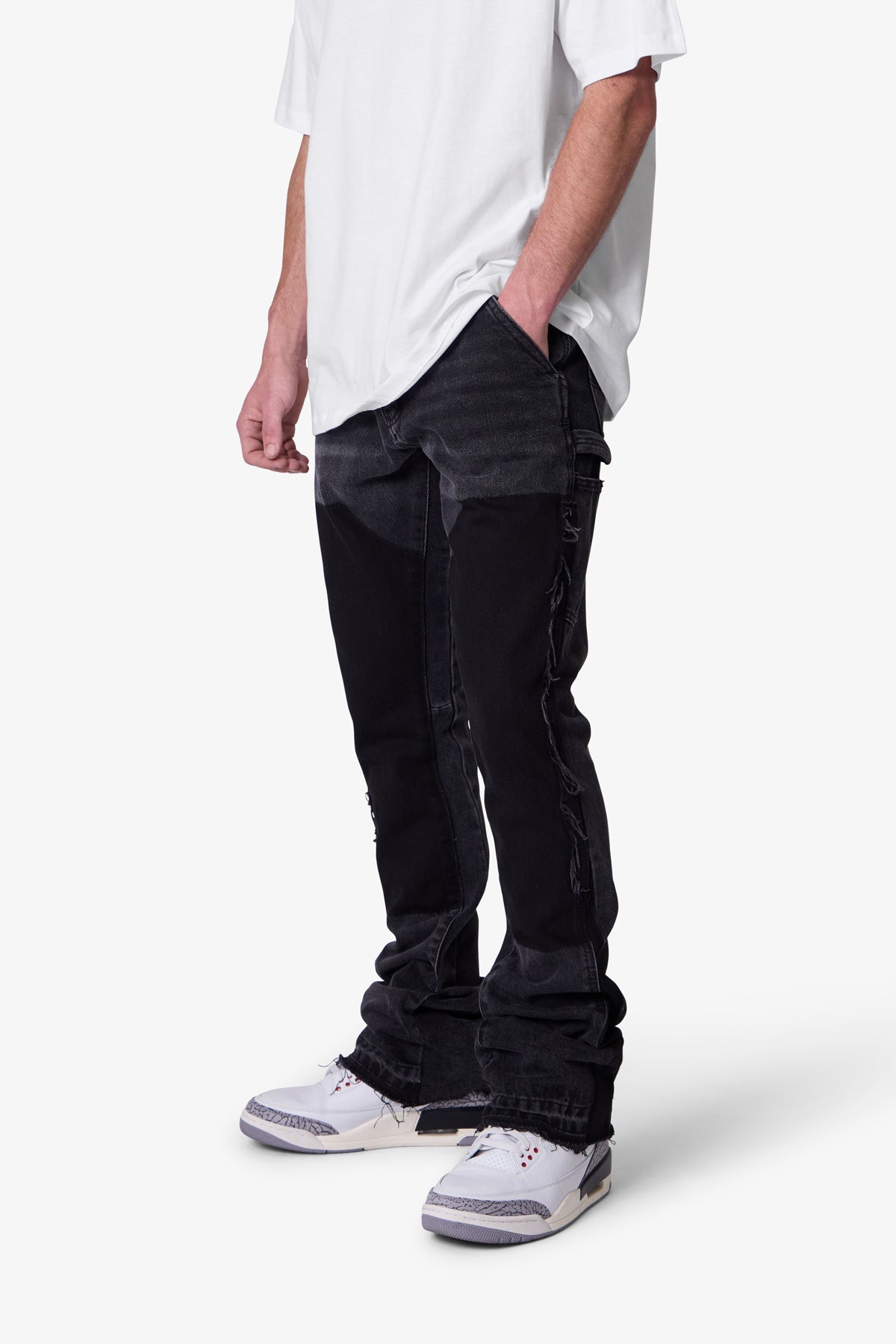 Herren Schlagjeans Slim Fit mit Einsatzdesign und offenem Saum – Denim-Stil
