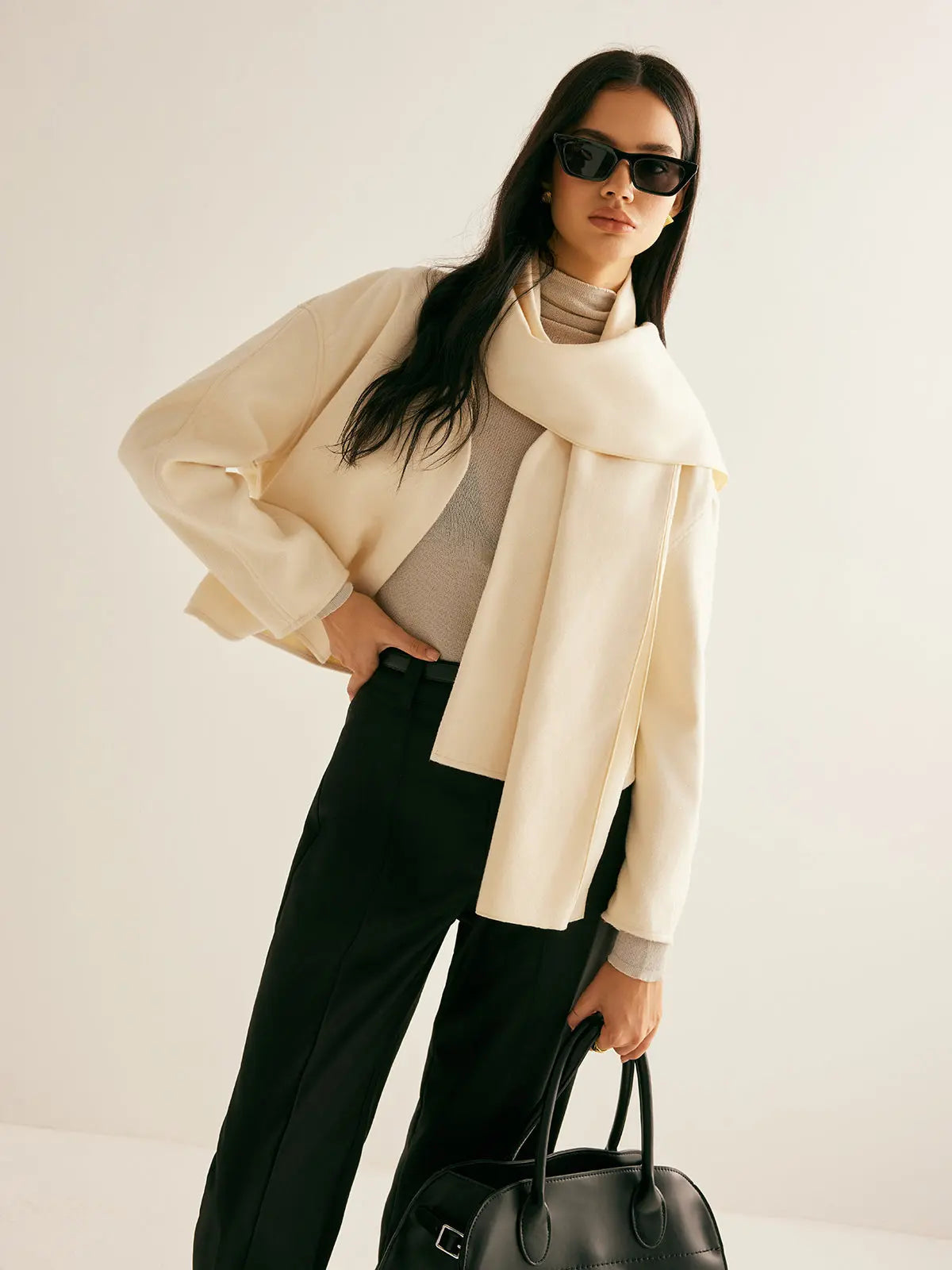 Klassischer Damen-Kurzmantel mit Schal für stilvolle Outfits