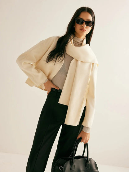 Klassischer Damen-Kurzmantel mit Schal für stilvolle Outfits