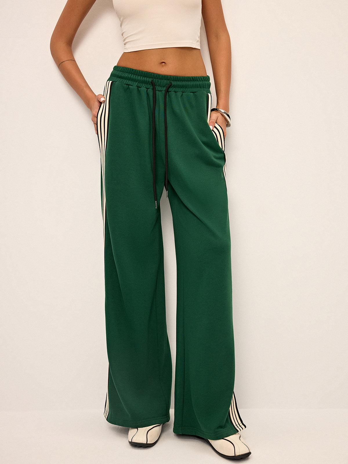 Damen Sweatpants mit weitem Bein und seitlichem Streifen, mittelhoher Bund, elastischer Taillenbund