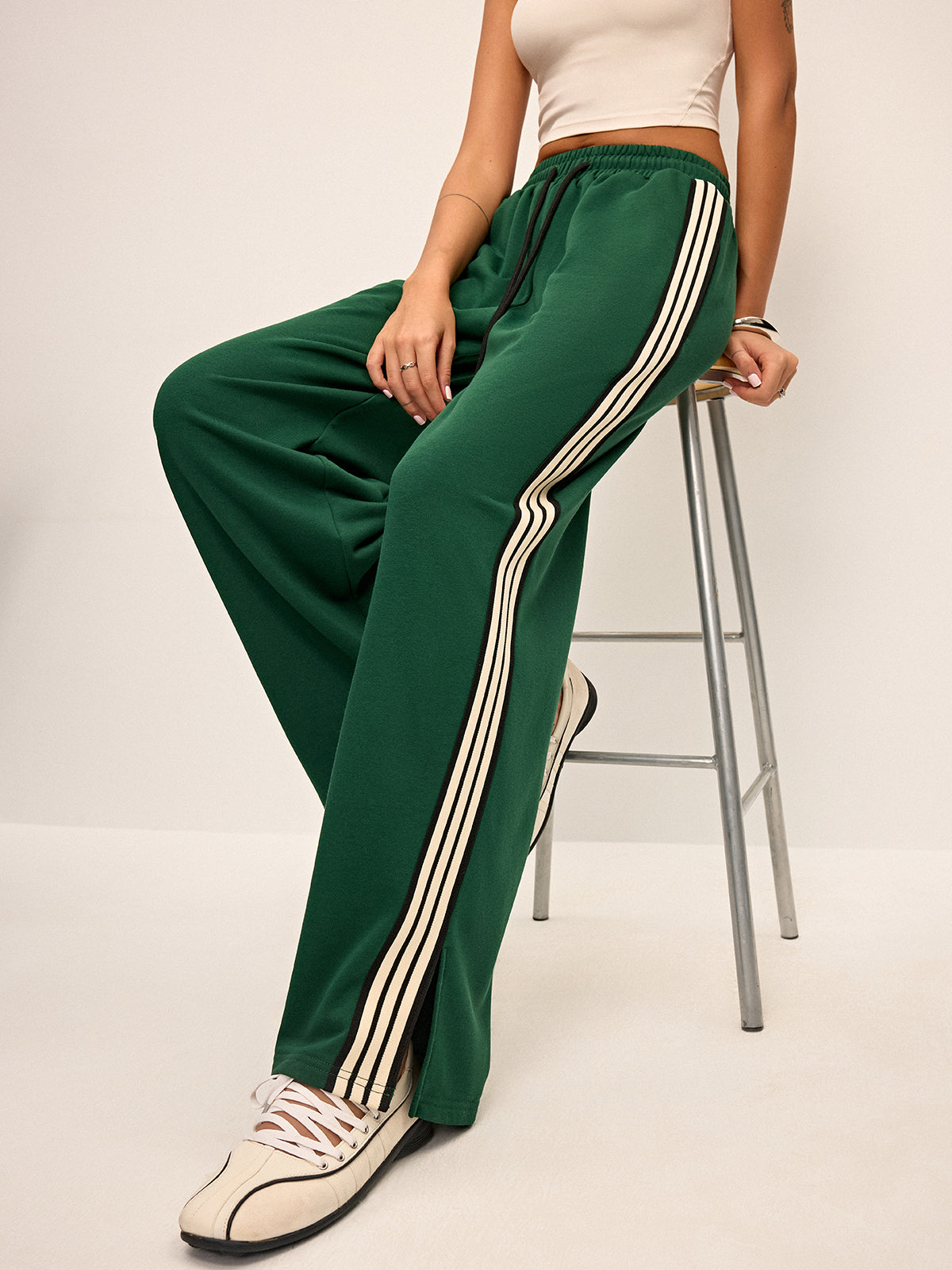 Damen Sweatpants mit weitem Bein und seitlichem Streifen, mittelhoher Bund, elastischer Taillenbund