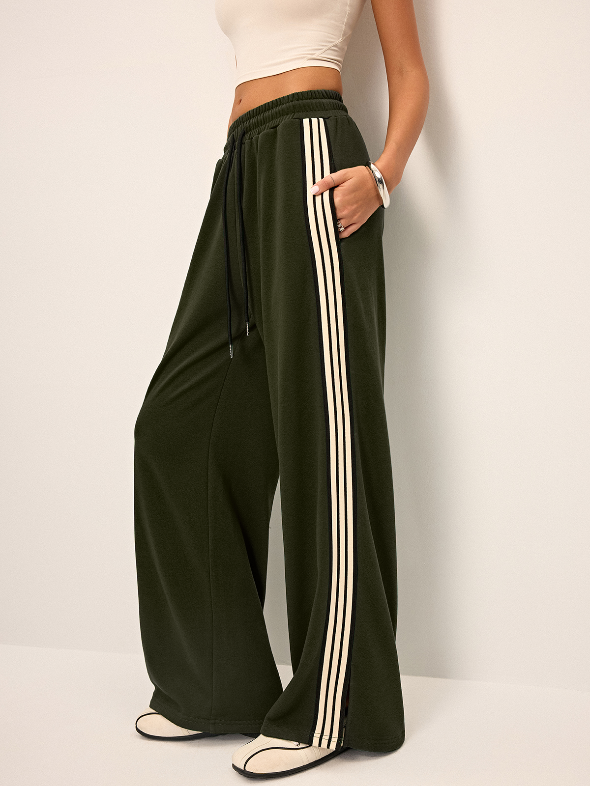 Damen Sweatpants mit weitem Bein und seitlichem Streifen, mittelhoher Bund, elastischer Taillenbund