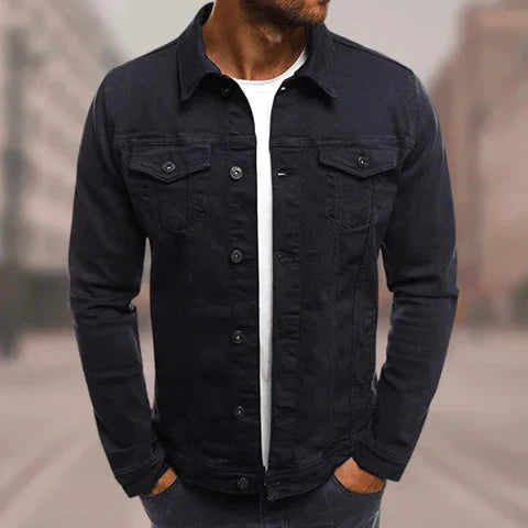 Schwarze Jeansjacke für Herren, lässiger Stil, mit Knopfleiste und Brusttaschen, ideal für modische Freizeitoutfits und urbane Looks.