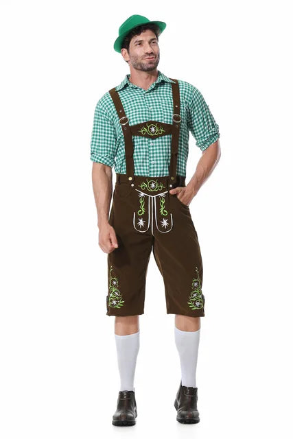 Mann in traditioneller bayerischer Tracht mit grünem Hut, kariertem Hemd und Lederhosen. Oktoberfest Mode, deutsche Kultur, Trachtenmode.