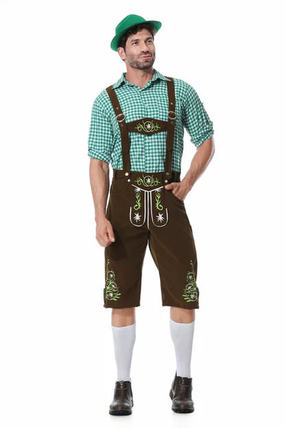 Mann in traditioneller bayerischer Tracht mit grünem Hut, kariertem Hemd und Lederhosen. Oktoberfest Mode, deutsche Kultur, Trachtenmode.