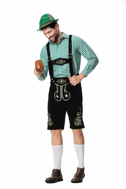 Mann in traditioneller bayerischer Tracht mit grünem Hut, kariertem Hemd und Lederhosen, hält Bierkrug. Oktoberfest, deutsche Kultur, Trachtenmode.