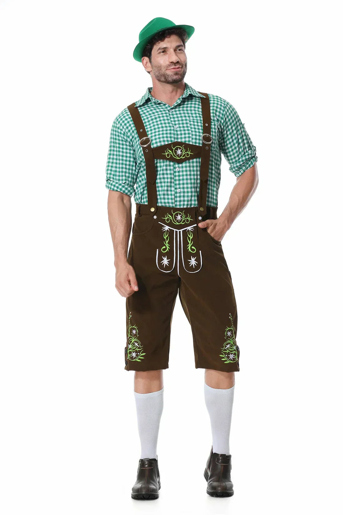 Mann in traditioneller bayerischer Tracht mit grünem Hut, kariertem Hemd und Lederhosen. Oktoberfest Mode, deutsche Kultur, Trachtenmode.