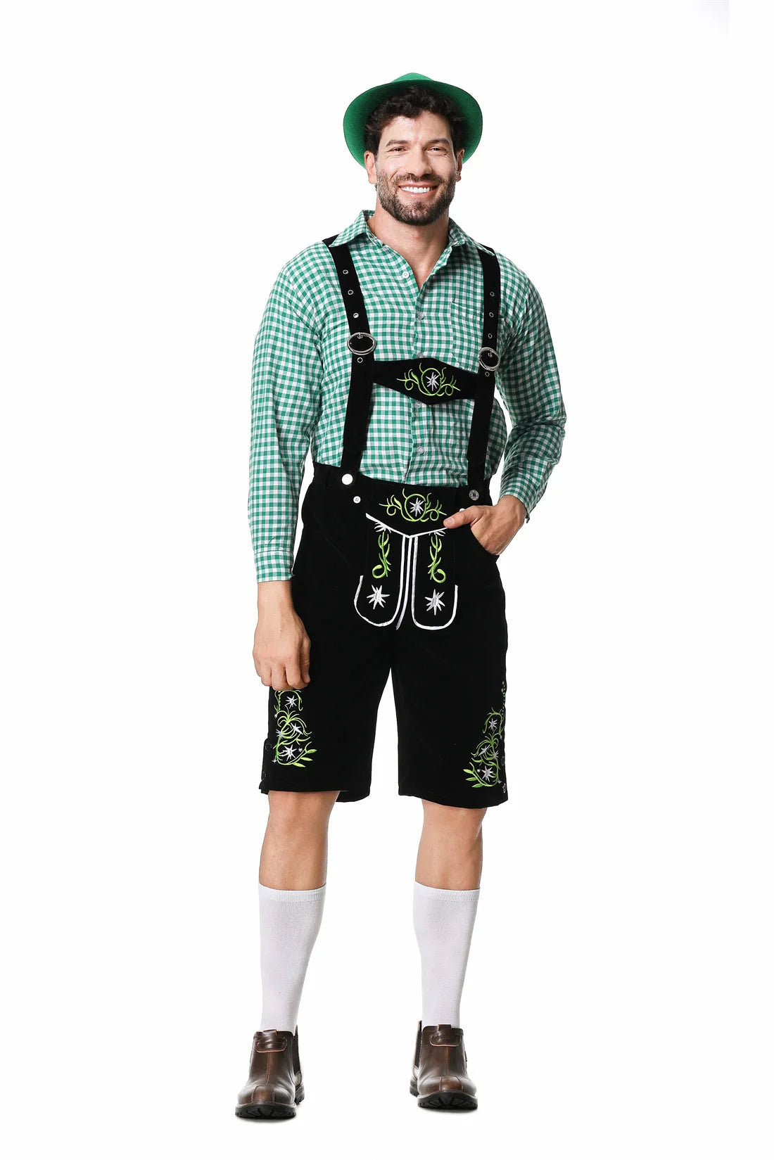 Mann in traditioneller bayerischer Tracht mit grünem Hut, kariertem Hemd und Lederhosen, lächelnd vor weißem Hintergrund. Oktoberfest Mode.