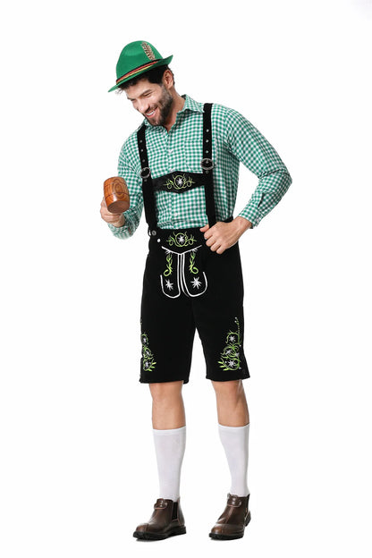 Mann in traditioneller bayerischer Tracht mit grünem Hut und Lederhose hält Bierkrug. Oktoberfest, deutsche Kultur, Trachtenmode.