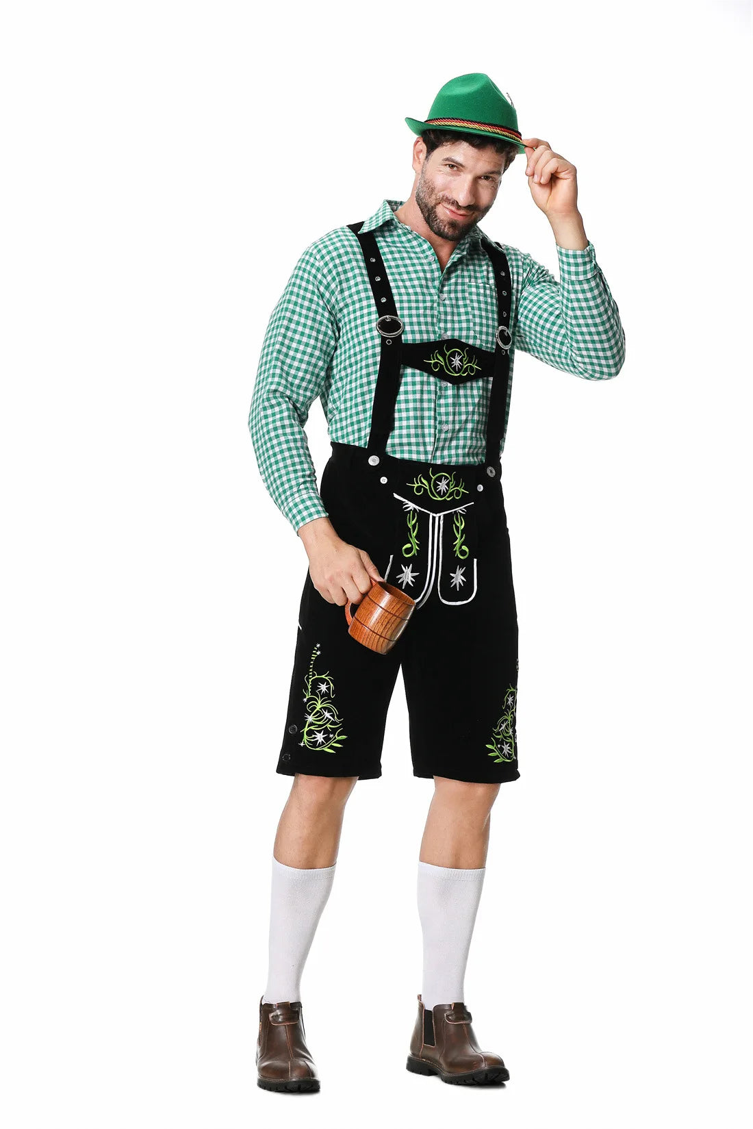 Mann in traditioneller bayerischer Tracht mit grünem Hut, kariertem Hemd und Lederhose, hält einen Bierkrug. Oktoberfest, deutsche Kultur.
