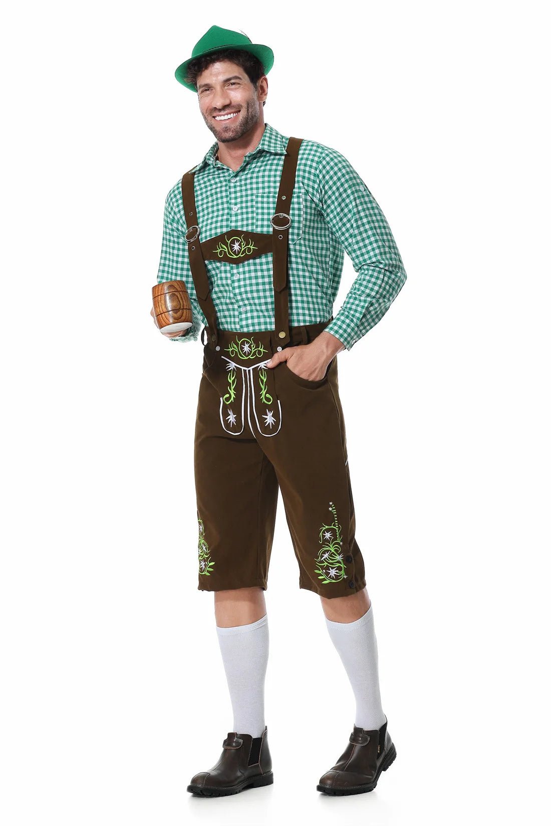 Mann in traditioneller bayerischer Tracht mit grünem Hut, kariertem Hemd und Lederhosen, hält Bierkrug. Oktoberfest, deutsche Kultur, Trachtenmode.