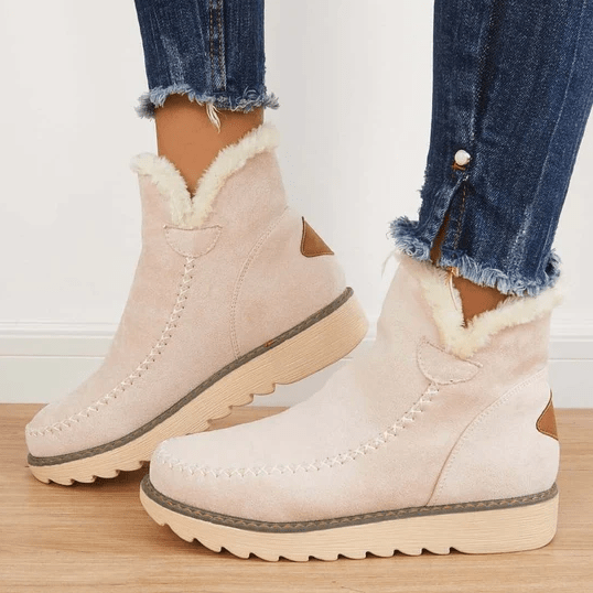 Damen Winterstiefel aus Wildleder in Beige mit Kunstfellfutter, kombiniert mit blauen Jeans. Modische, warme Schuhe für kalte Tage.