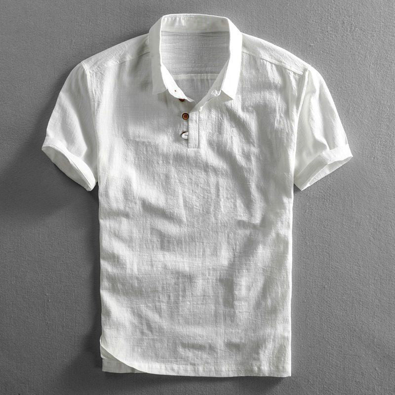 Weiße Leinenhemd für Herren, kurzärmelig, mit Knopfleiste, auf grauem Hintergrund. Sommermode, atmungsaktiv, elegant, lässig.