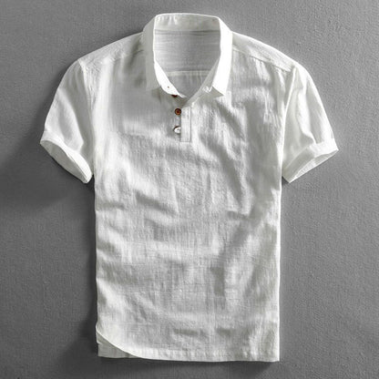 Weiße Leinenhemd für Herren, kurzärmelig, mit Knopfleiste, auf grauem Hintergrund. Sommermode, atmungsaktiv, elegant, lässig.
