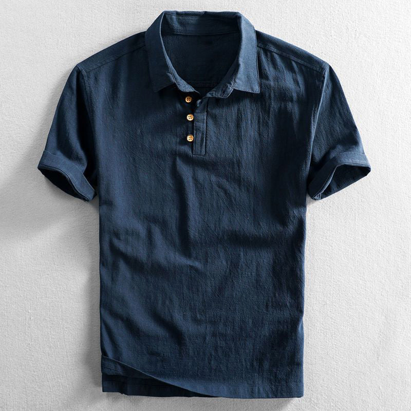 Dunkelblaues Herren-Poloshirt aus Leinen mit kurzen Ärmeln und Knopfleiste, ideal für Sommermode und Freizeitkleidung.