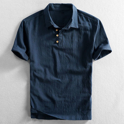 Dunkelblaues Herren-Poloshirt aus Leinen mit kurzen Ärmeln und Knopfleiste, ideal für Sommermode und Freizeitkleidung.