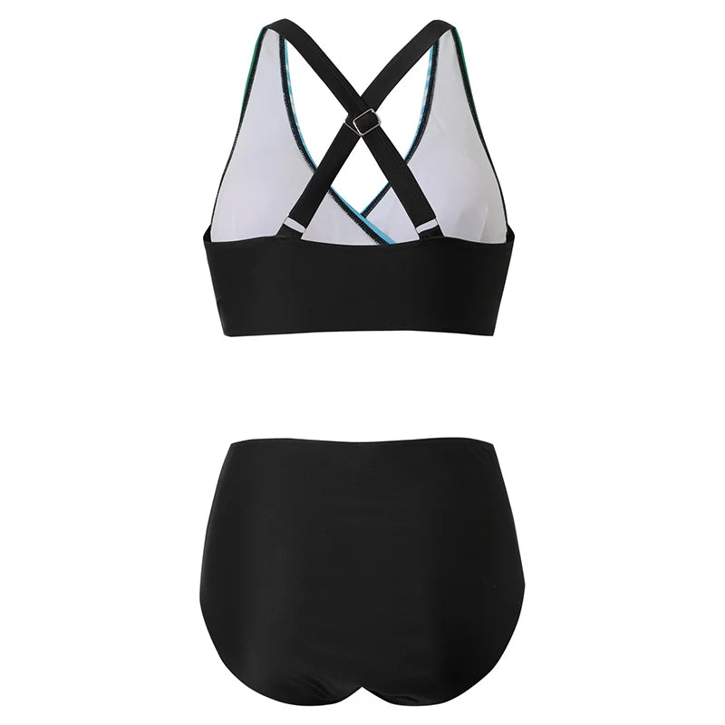 Schwarzer Sport-BH mit überkreuzten Trägern und passendem High-Waist-Slip. Bequeme Sportbekleidung für Damen, ideal für Fitness und Yoga.