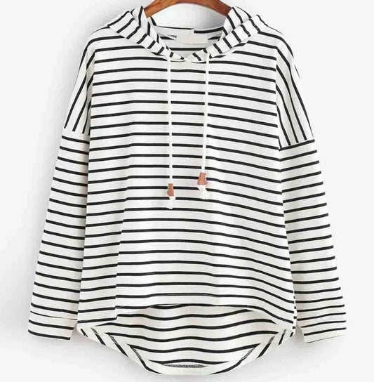 Gestreifter Kapuzenpullover in Weiß und Schwarz, lässiger Stil, lange Ärmel, Kordelzug, modisches Design, ideal für Freizeitkleidung.